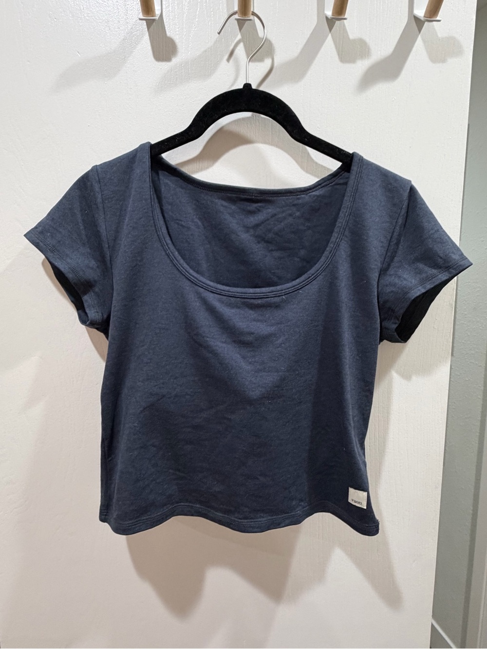 Vuori Scoop Neck Crop Tee - Navy Blue